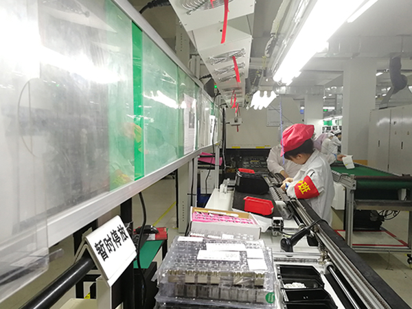 組裝車間工作臺(tái)上除靜電